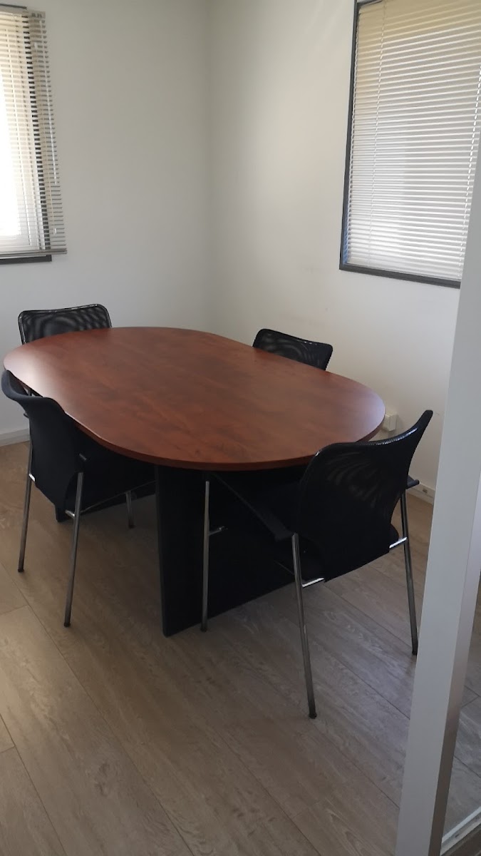 Mesa de reuniones de la oficina de Birrous en Pucón