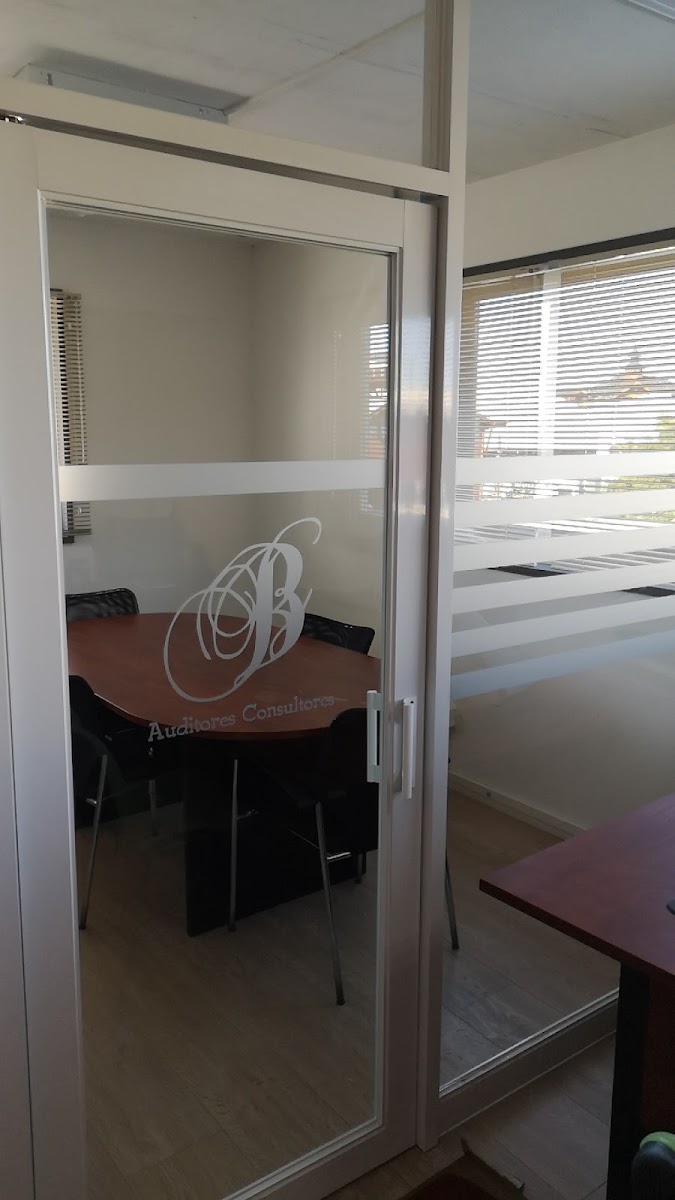 Sala de reuniones de Birrous en Pucón, con el isotipo grabado en el vidrio
