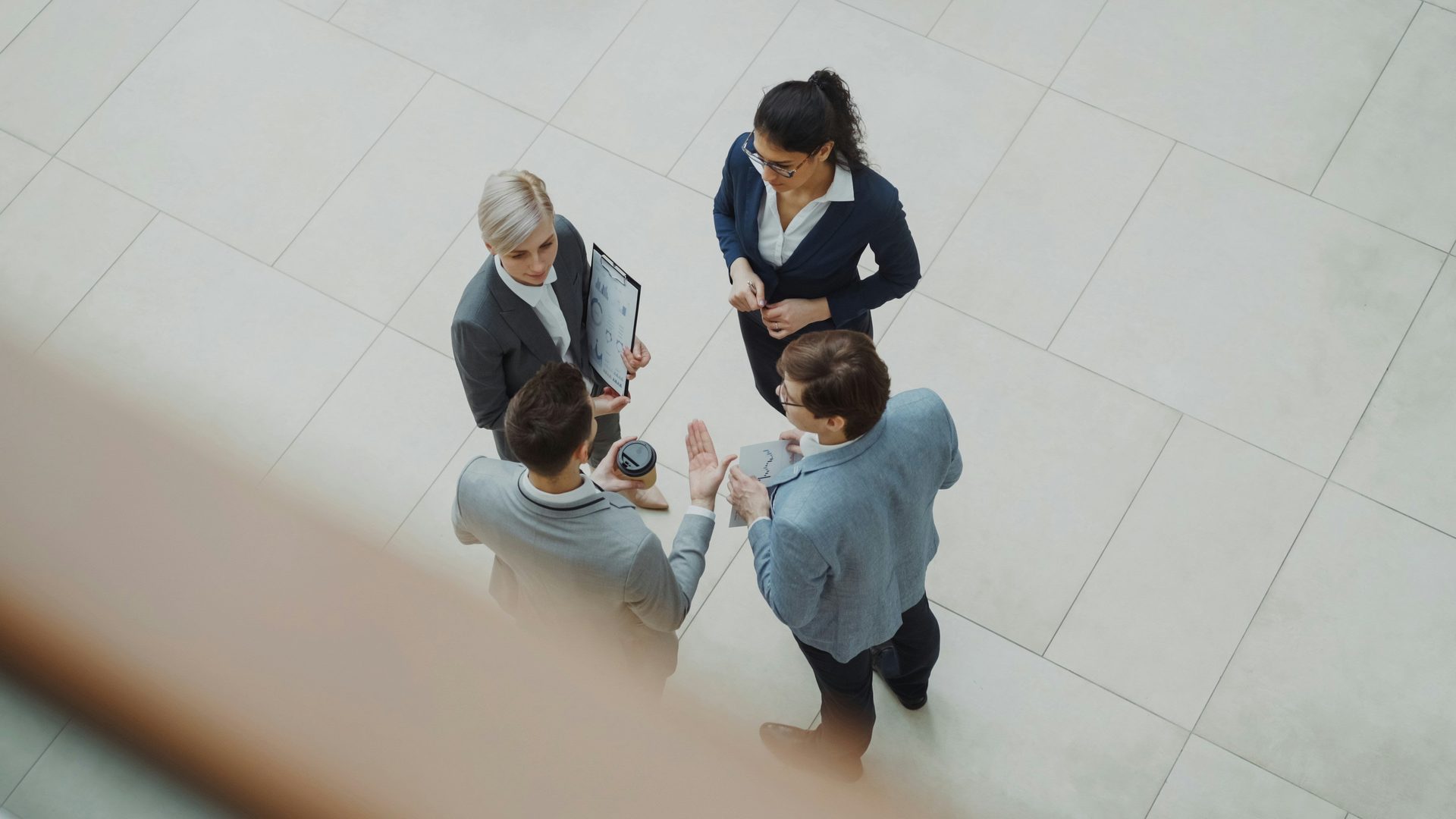 Equipo de profesionales reunido en torno a una mesa de trabajo