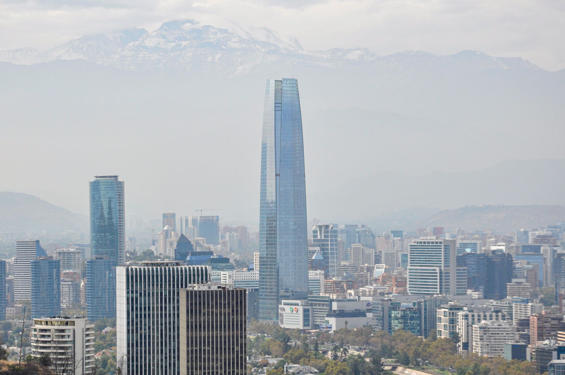 Vista del centro financiero de Santiago con la cordillera de los Andes al fondo